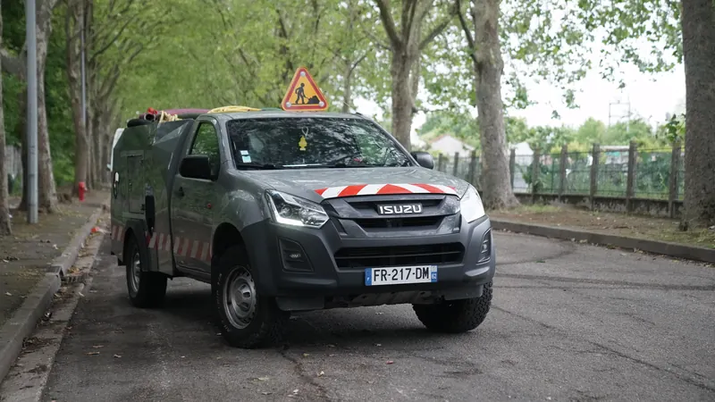 Le camion hydrocureur EasyFix stationné dans une rue arborée