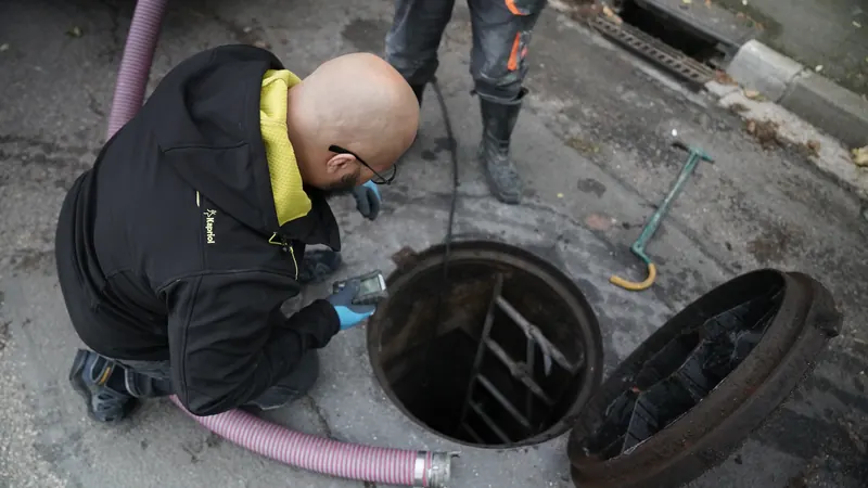 Technicien contrôlant un regard avant intervention